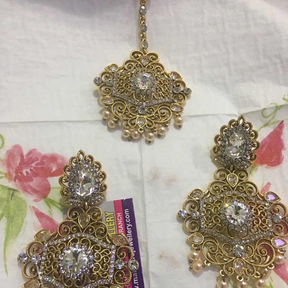 Earrings with tikka